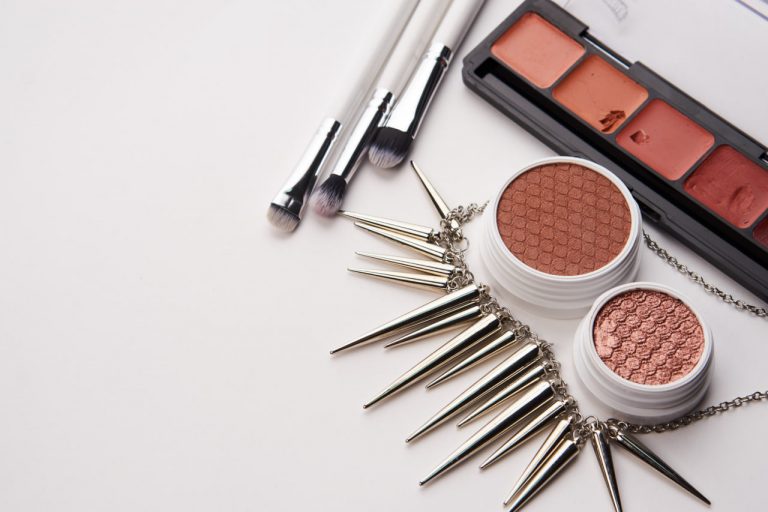 Sustainable Beauty: How to Create Eco-Friendly Cosmetics at Home